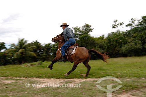  Assunto: Homem cavalgando nos arredores de Itaboraí  / Local: Itaboraí - Rio de Janeiro (RJ) - Brasil  / Data: 01/2007 