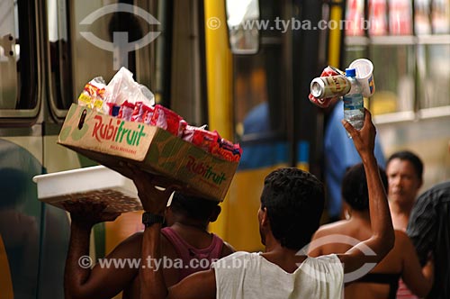  Assunto: Vendedores Ambulantes em Terminal Rodoviário  / Local:  Magé - Rio de Janeiro - RJ - Brasil  / Data: 6/01/2007  