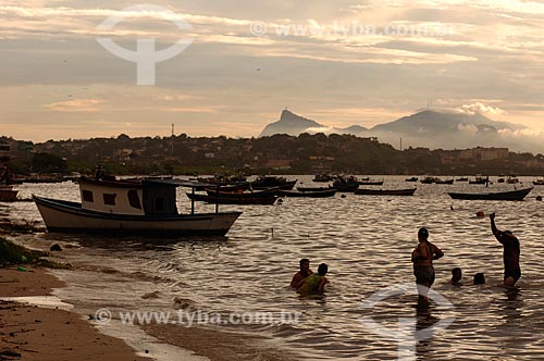  Assunto: Barcos de pesca na Baía de Guanabara durante o pôr do sol  / Local:  São Gonçalo - Rio de Janeiro (RJ) - Brasil  / Data: 01/2007 