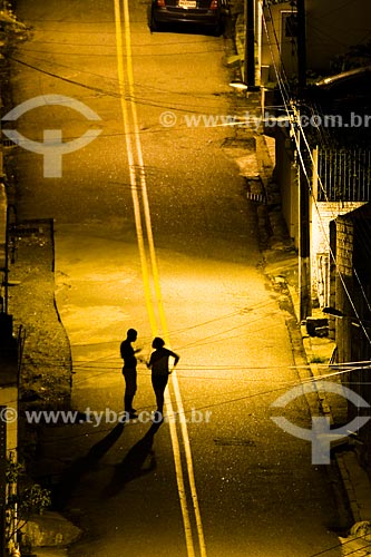  Assunto: Silhueta de casal conversando em rua deserta à noite  / Local:  Florianópolis - Santa Catarina (SC) - Brasil  / Data: 01/2010 