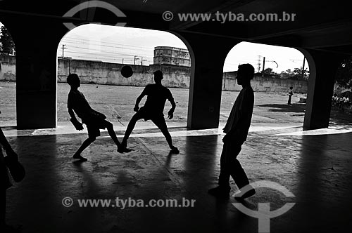  Assunto: Jovens moradores de São João de Meriti jogando futebol em colégio da rede publica do estado  / Local:  Rio de Janeiro - RJ - Brasil  / Data: 06/2009 