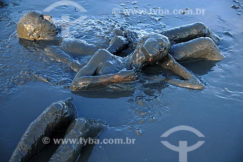  Assunto: Casal se banha na lama da praia do Jabaquara, para desfilar pelas ruas do município no Bloco da Lama  / Local:  Paraty - RJ - Brasil  / Data: 2/2009 