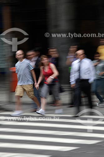  Assunto: Pedestres atravessando a rua no centro comercial da cidade  / Local:  Rio de Janeiro - RJ - Brasil  / Data: 19/02/2010 
