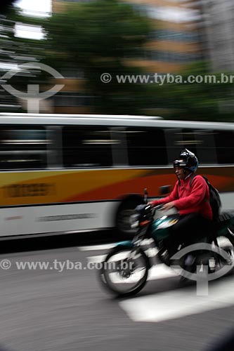  Assunto: Motociclista e ônibus em trânsito no centro comercial da cidade  / Local:  Rio de Janeiro - RJ - Brasil  / Data: 19/02/2010 