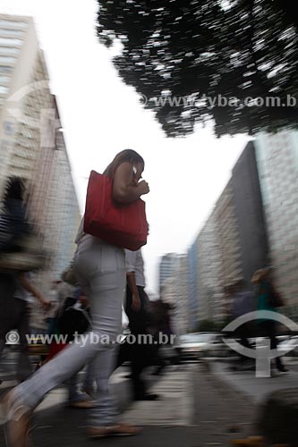  Assunto: Pedestres atravessando a rua no centro comercial da cidade  / Local:  Rio de Janeiro - RJ - Brasil  / Data: 19/02/2010 