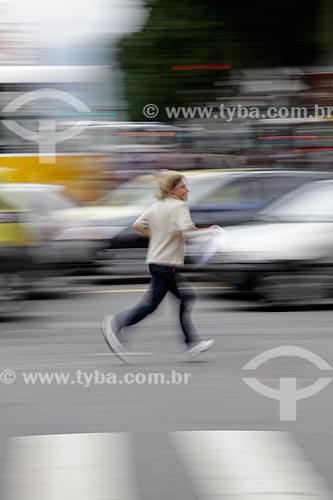  Assunto: Pedestre atravessando a rua no centro comercial da cidade  / Local:  Rio de Janeiro - RJ - Brasil  / Data: 19/02/2010 