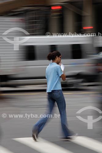  Assunto: Pedestre atravessando a rua no centro comercial da cidade  / Local:  Rio de Janeiro - RJ - Brasil  / Data: 19/02/2010 