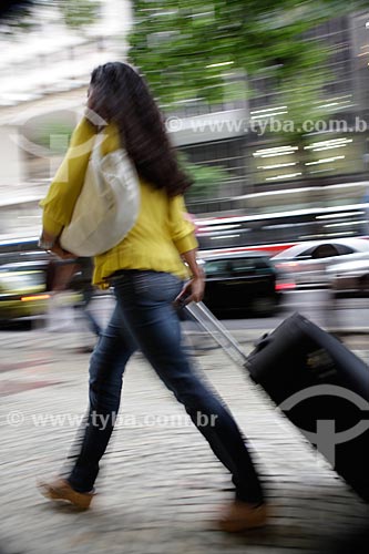  Assunto: Mulher carregando uma mala na calçada do centro comercial da cidade  / Local:  Rio de Janeiro - RJ - Brasil  / Data: 19/02/2010 