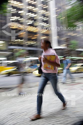  Assunto: Pedestre andando na calçada do centro comercial da cidade  / Local:  Rio de Janeiro - RJ - Brasil  / Data: 19/02/2010 