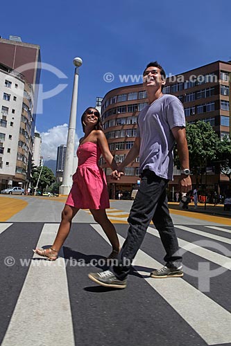  Assunto: Casal atravessando a faixa de pedestre da rua Epitácio Pessoa, com o Obelisco do Leblon ao fundo  / Local: Rio de Janeiro - Brasil  / Data: 20/02/2010  autorização de uso de imagem (84 e 85) 