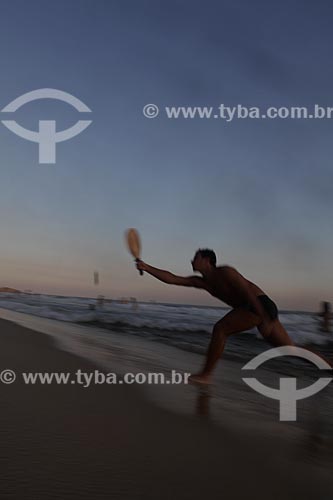  Assunto: Homem jogando frescobol ao entardecer em Ipanema  / Local:  Rio de Janeiro - RJ - Brasil  / Data: 21/02/2010 
