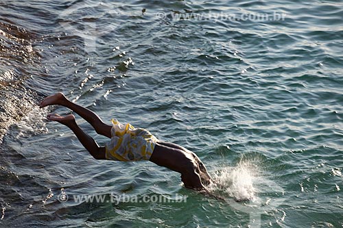  Assunto: Pessoa pulando de pedra e mergulhando no mar de Ipanema  / Local:  Rio de Janeiro - RJ - Brasil  / Data: 02/02/2010 