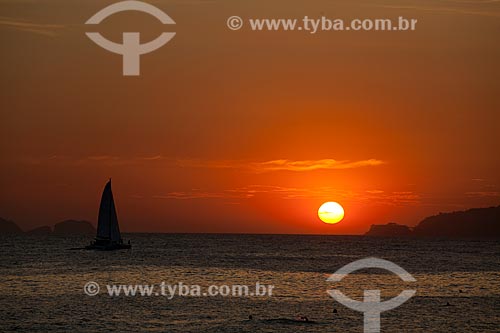  Assunto: Silhueta de veleiro durante pôr do sol na praia de Ipanema  / Local:  Rio de Janeiro - RJ - Brasil  / Data: 02/02/2010 
