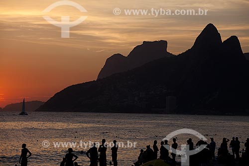  Assunto: Pessoas na praia de Ipanema ao entardecer,  com Morro Dois Irmãos e Pedra da Gávea ao fundo  / Local:  Rio de Janeiro - RJ - Brasil  / Data: 02/02/2010 