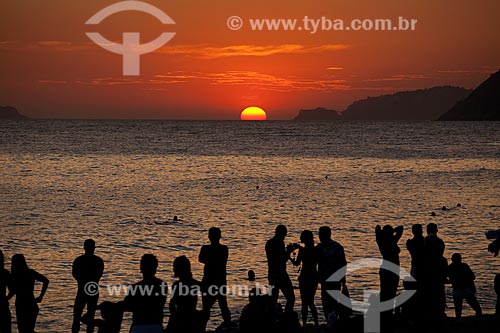  Assunto: Pessoas assistindo o pôr do sol na praia de Ipanema  / Local:  Rio de Janeiro - RJ - Brasil  / Data: 02/02/2010 