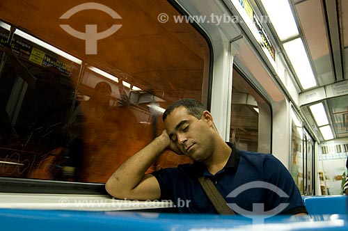  Assunto: Passageiro dormindo durante viagem no metrô - Metrô Rio  / Local:  Rio de Janeiro - RJ  / Data: Agosto de 2009 