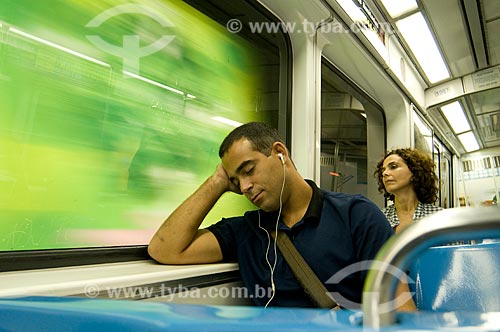  Assunto: Passageiro dormindo e ouvindo som durante viagem no metrô - Metrô Rio  / Local:  Rio de Janeiro - RJ  / Data: Agosto de 2009 