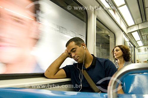  Assunto: Passageiro dormindo e ouvindo som durante viagem no metrô - Metrô Rio  / Local:  Rio de Janeiro - RJ  / Data: Agosto de 2009 
