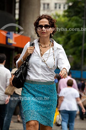  Assunto: Mulher caminhando nas ruas movimentadas do centro comercial e empresarial da cidade  / Local:  Rio de Janeiro - RJ - Brasil  / Data: 19/02/2010 