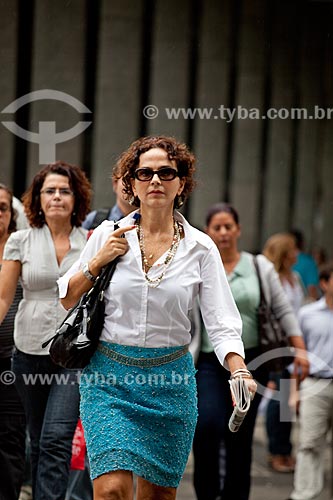  Assunto: Mulher caminhando nas ruas movimentadas do centro comercial e empresarial da cidade  / Local:  Rio de Janeiro - RJ - Brasil  / Data: 19/02/2010 