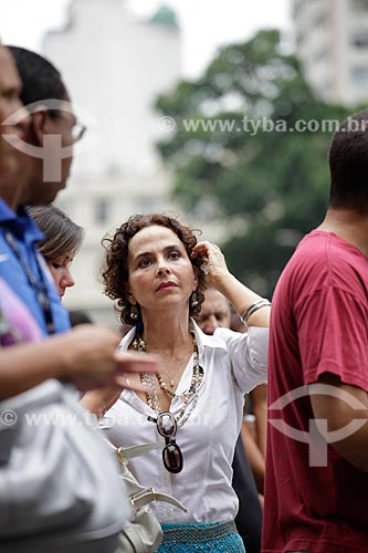  Assunto: Mulher em meio a multidão nas ruas movimentadas do centro comercial e empresarial da cidade  / Local:  Rio de Janeiro - RJ - Brasil  / Data: 19/02/2010 