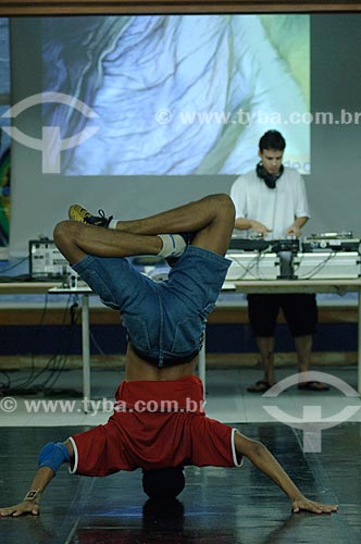  Assunto: Pessoa dançando breakdance - uma das expressões do Hip Hop - no SESC Niterói  / Local:  Niterói - RJ - Brasil  / Data: Setembro de 2007 