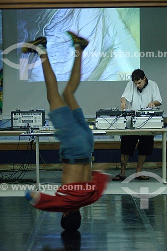  Assunto: Pessoa dançando breakdance - uma das expressões do Hip Hop - no SESC Niterói  / Local:  Niterói - RJ - Brasil  / Data: Setembro de 2007 