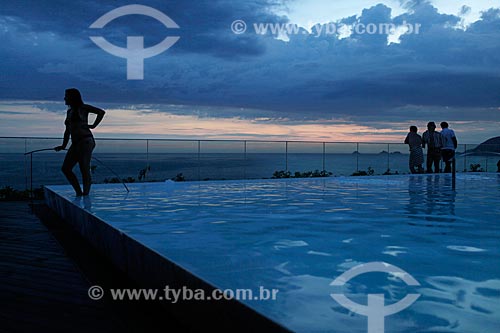  Assunto: Silhueta de pessoas aproveitando o entardecer na cobertura do Hotal Fasano na orla de Ipanema - com piscina em primeiro plano - uso somente sob consulta prévia / Local: Rio de Janeiro - RJ - Brasil  / Data: 24/02/2010 