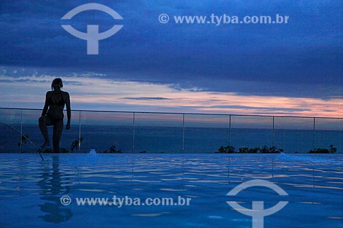  Assunto: Silhueta de banhista aproveitando o entardecer na cobertura do Hotel Fasano na orla de Ipanema - com piscina em primeiro plano - uso somente sob consulta prévia / Local:  Rio de Janeiro - RJ - Brasil  / Data: 24/02/2010 