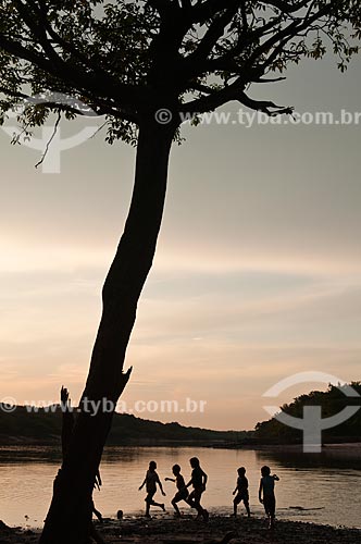  Assunto: Crianças jogando bola na beira de rio / Local: Parintins - Amazonas - Brasil / Data: 15/10/2009 