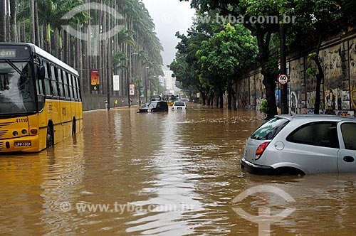  Assunto: Enchente nas ruas do bairro Jardim Botânico / Local: Rio de Janeiro, RJ, Brasil / Data: abril 2010 