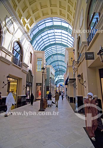  Assunto: Pessoa com trages árabes típicos em shopping de grande luxo chamado Mall of Emirates em Dubai  / Local:  Dubai - Emirados Árabes  / Data: Janeiro 2009 