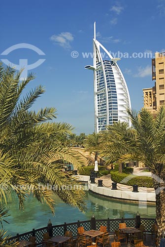  Assunto: Hotel Burj Al Arab de mais de 300m de altura, construido em forma de vela enfunada e que é um dos ícones da arquitetura moderna de Dubai  / Local:  Madinah Jumeirah - Dubai - Emirados Árabes  / Data: Janeiro 2009 