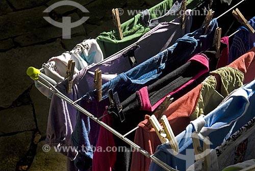  Assunto: Varal cheio de roupa  / Local:  Niterói - RJ - Brasil  / Data: Julho de 2009 