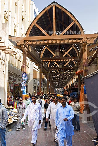  Assunto: A rua principal do Mercado Souq é coberta por um telhado com decoração árabe. Os visitantes do mercado representam diferentes etnias e culturas  / Local:  Dubai - Emirados Árabes  / Data: Janeiro de 2009 