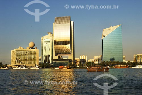  Assunto: Construções modernas às margens da baía de Greek -  prédio do National Bank of Dubai em destaque, refletindo seu dourado  / Local:  Dubai  - Emirados Árabes  / Data: Janeiro 2009 