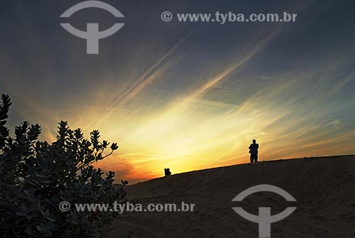  Assunto: Silhueta de turistas durante o pôr do sol no deserto  / Local:  Dubai - Emirades Árabes  / Data: Janeiro 2009 