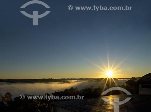  Assunto: Nascer do sol com nevoeiro no vale  / Local:  Ametista do Sul - RS - Brasil  / Data: Setembro de 2009 