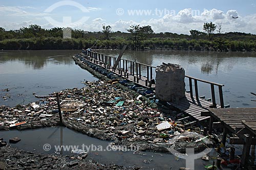  Assunto: Poluição na Baía de Guanabara - Ecobarreira no Rio Irajá  / Local:  Zona Norte - Rio de Janeiro - RJ - Brasil  / Data: 05/2007 