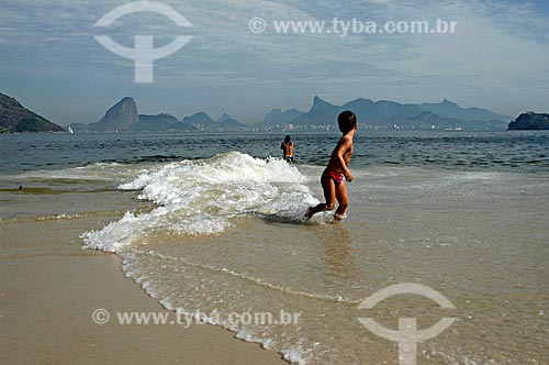  Assunto: Criança brincando na Praia de Icaraí  / Local:  Niterói - Rio de Janeiro - RJ - Brasil  / Data: 05/2007 