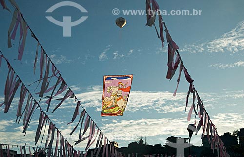  Assunto: Balão solto na celebração do Dia de São Jorge - Igreja de São Jorge de Quintino  / Local:  Quintino - Rio de Janeiro - RJ - Brasil  / Data: 04/2008 