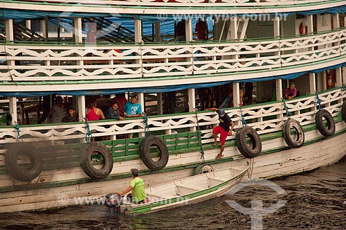  Assunto: Barco de linha amazônico com gente desembarcando numa voadeira (pequena embarcação) no porto  / Local:  Manaus - Amazonas (AM) - Brasil  / Data: 09/01/2006 