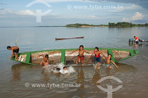  Assunto: Crianças ribeirinhas brincando com canoa em Freguesia do Andirá  / Local:  Barreirinha -  Amazonas (AM) - Brasil  / Data: 12/01/2006 