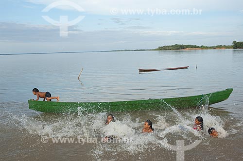  Assunto: Crianças ribeirinhas brincando com canoa em Freguesia do Andirá  / Local: Barreirinha -  Amazonas (AM) - Brasil  / Data: 12/01/2006 