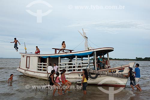  Assunto: Crianças ribeirinhas brincando num barco em Freguesia do Andirá  / Local:  Barreirinha -  Amazonas (AM) - Brasil  / Data: 13/01/2006 