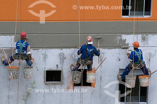  Assunto: Trabalhadores responsáveis pela pintura de um dos prédios do Conjunto Habitacional Poesi do Programa de Aceleração do Crescimento - PAC - Complexo do Alemão  / Local:  Rio de Janeiro - RJ - Brasil  / Data: 20/05/2010 