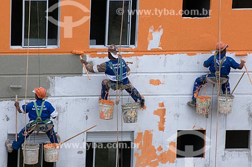  Assunto: Trabalhadores responsáveis pela pintura de um dos prédios do Conjunto Habitacional Poesi do Programa de Aceleração do Crescimento - PAC - Complexo do Alemão  / Local:  Rio de Janeiro - RJ - Brasil  / Data: 20/05/2010 