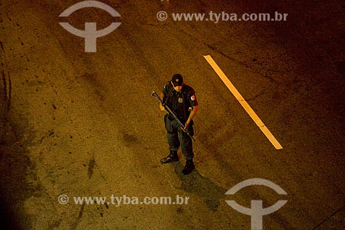  Assunto: Policial armado realizando blitz noturna em rua da zona sul  / Local:  Rio de Janeiro - RJ - Brasil  / Data: 16/05/2010 