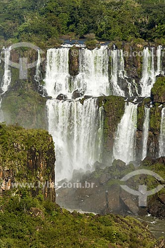  Assunto: Lado argentino das Cataratas do Iguaçu visto do Brasil no Parque Nacional do Iguaçu - o parque foi declarado Patrimônio Natural da Humanidade pela UNESCO  / Local: Foz do Iguaçu - PR - Brasil  / Data: 07/06/2009 