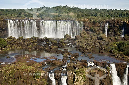  Assunto: Lado argentino das Cataratas do Iguaçu visto do Brasil no Parque Nacional do Iguaçu - o parque foi declarado Patrimônio Natural da Humanidade pela UNESCO  / Local: Foz do Iguaçu - PR - Brasil  / Data: 07/06/2009 